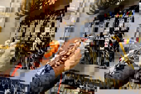 electrician se a clamp meter to test wiring